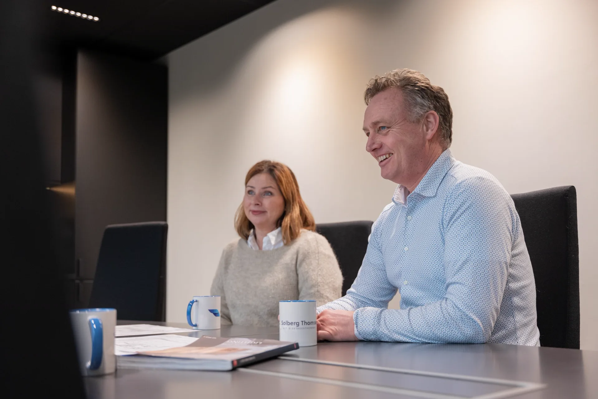 Sven Edvard Haugland og Marit Gulbrandsøy Haugland i møte hos O. Solberg Thomsen