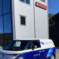 O. Solberg Thomsen servicebil utenfor kontoret