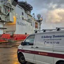 Servicebil fra O. Solberg Thomsen ved et offshorefartøy